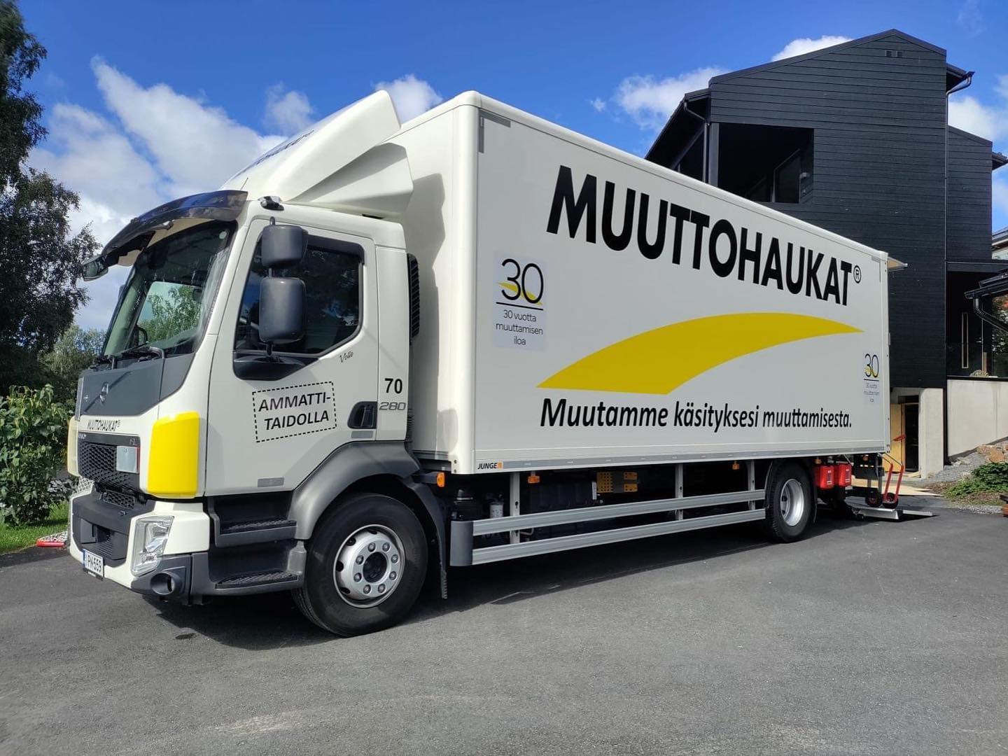Muuttohaukkojen muuttoauto, jonka kyljessä lukee 30 vuotta muuttamisen iloa