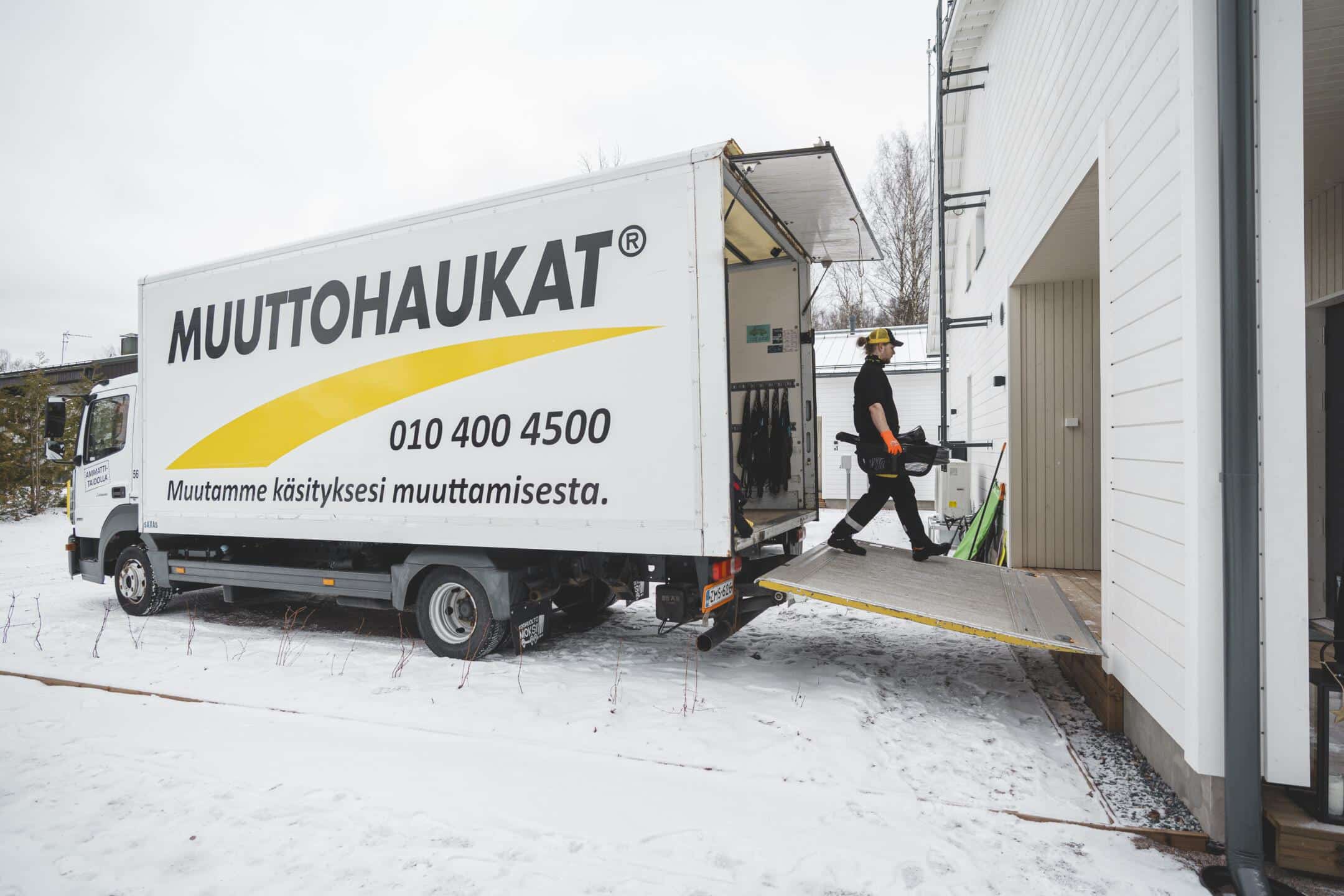 Muuttohaukkojen muuttoauto ja muuttaja lastaamassa
